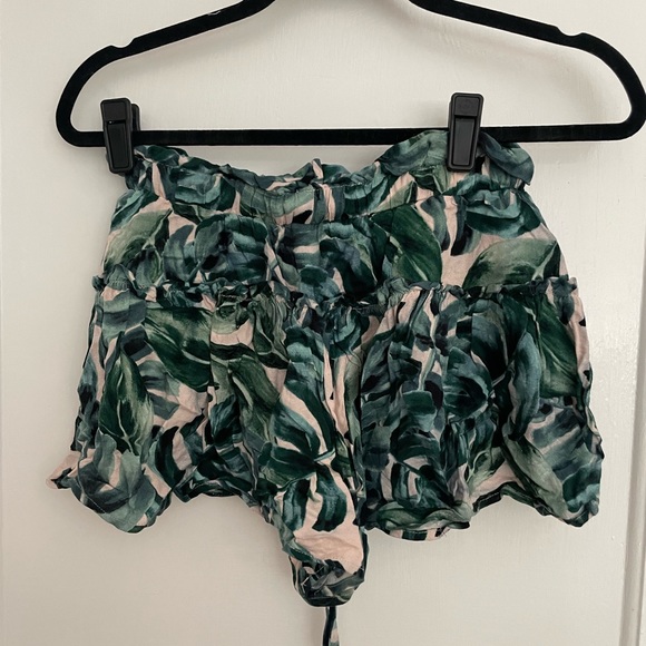Olivaceous palm print pull on shorts. Size small. - Picture 3 of 3